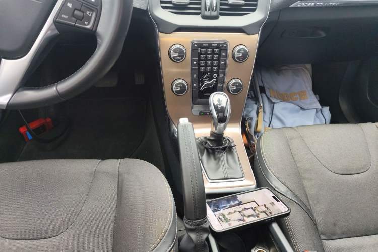 Used Volvo V40 2014 Cross Country 2.0T Zhiyi Edition
