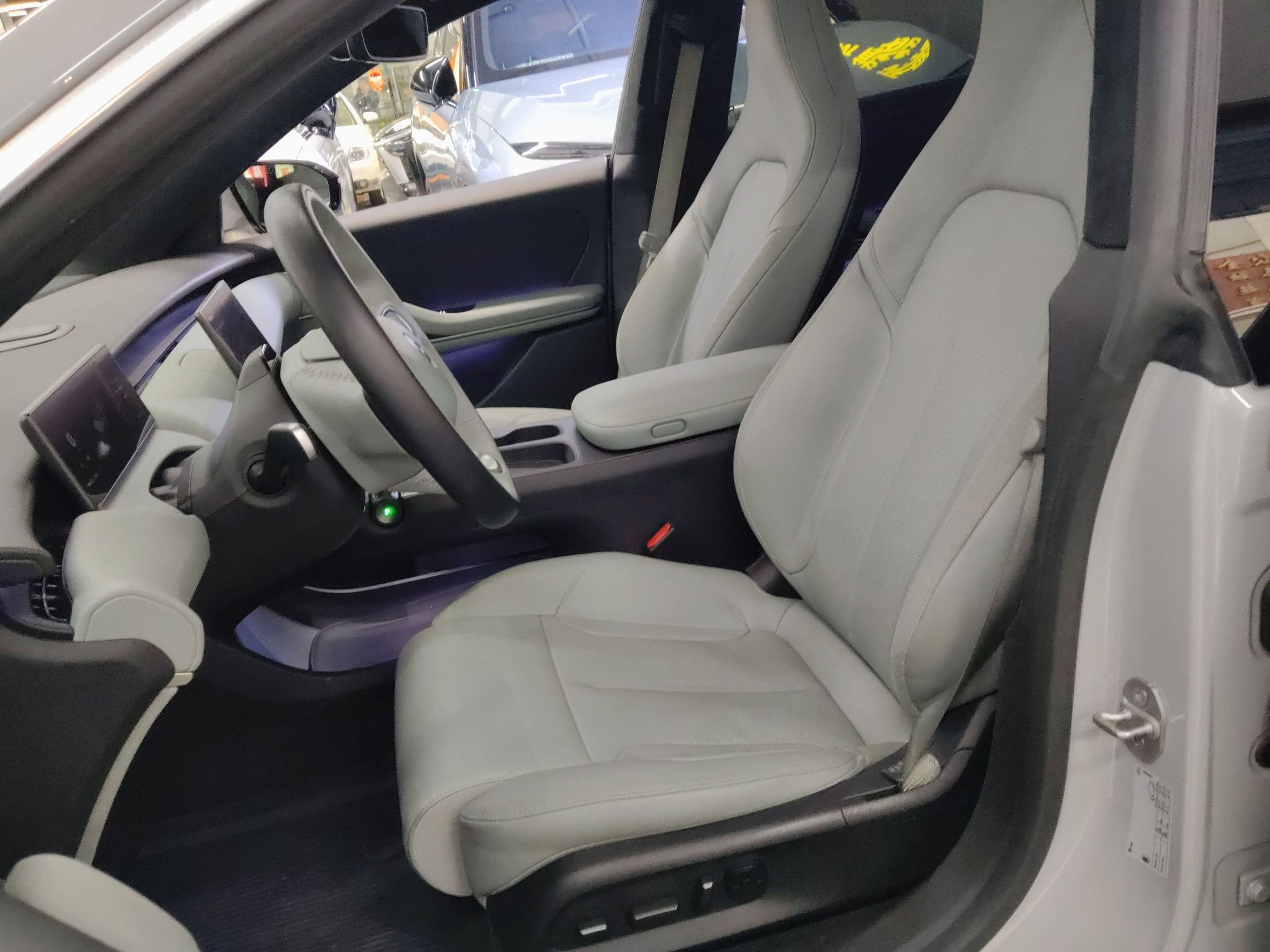 المقاعد الأمامية داخل السيارة