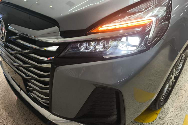 Used Buick GL8 2023 Land Executive Class Comfort Model
