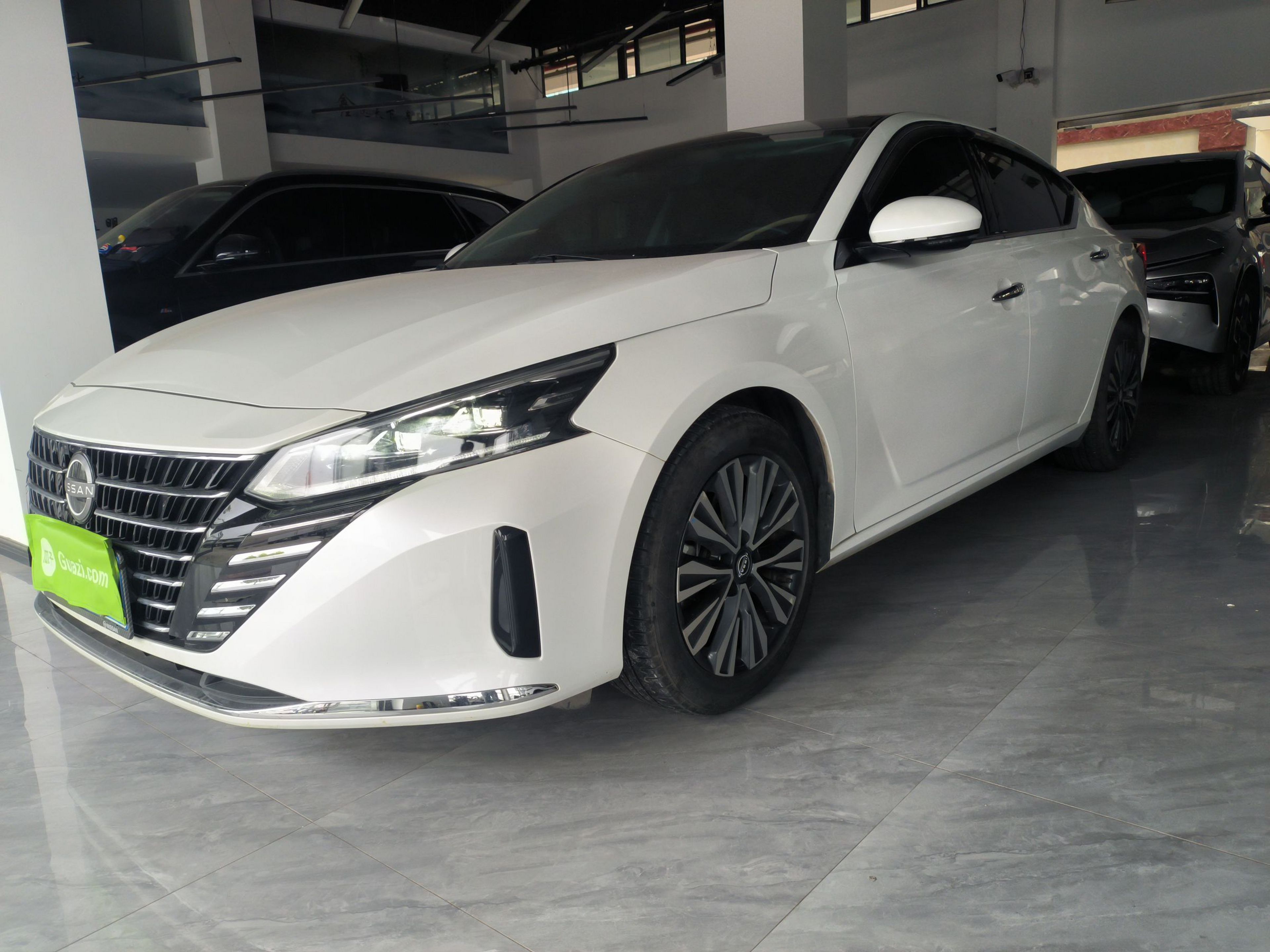 تحت مقدمة السيارة