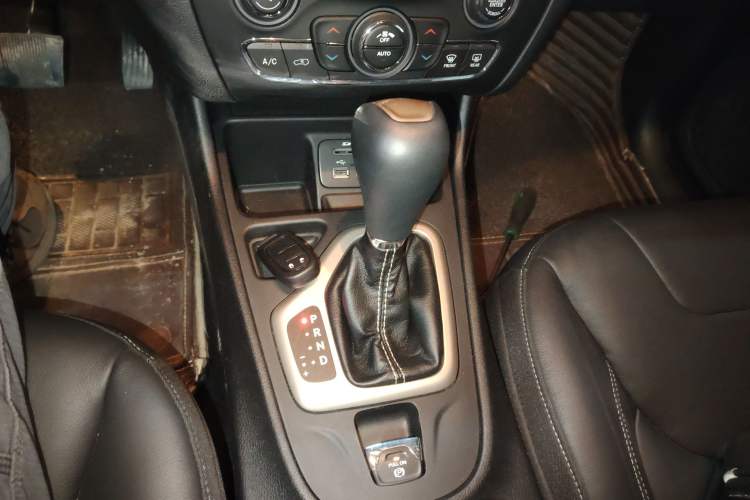 Used  Cherokee 2017 2.4L Leading Smart Edition