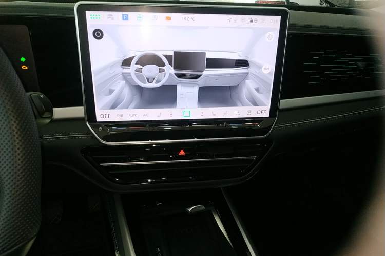 Used Volkswagen Passat 2025 Pro 380TSI Dragon Glory Edition
