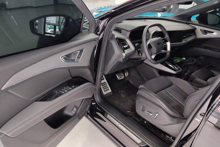 Used Audi Q5 e-tron 2023 40 e-tron Shining Edition Mecha Kit