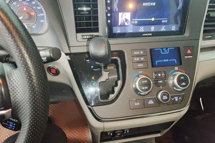 Used Toyota Sienna 2018 3.5L Four-Wheel Drive LE Trim 7 Seats U.S. Specification
