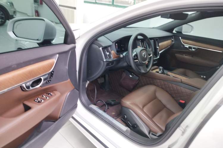 Used Volvo S90 2024 B5 Zhiyi Luxury Edition
