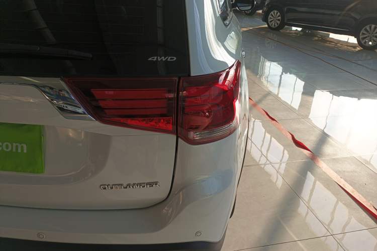 Used Mitsubishi Outlander 2019 2.4L 4x4 Zhi Xiang Edition 5 Seats China VI Standard