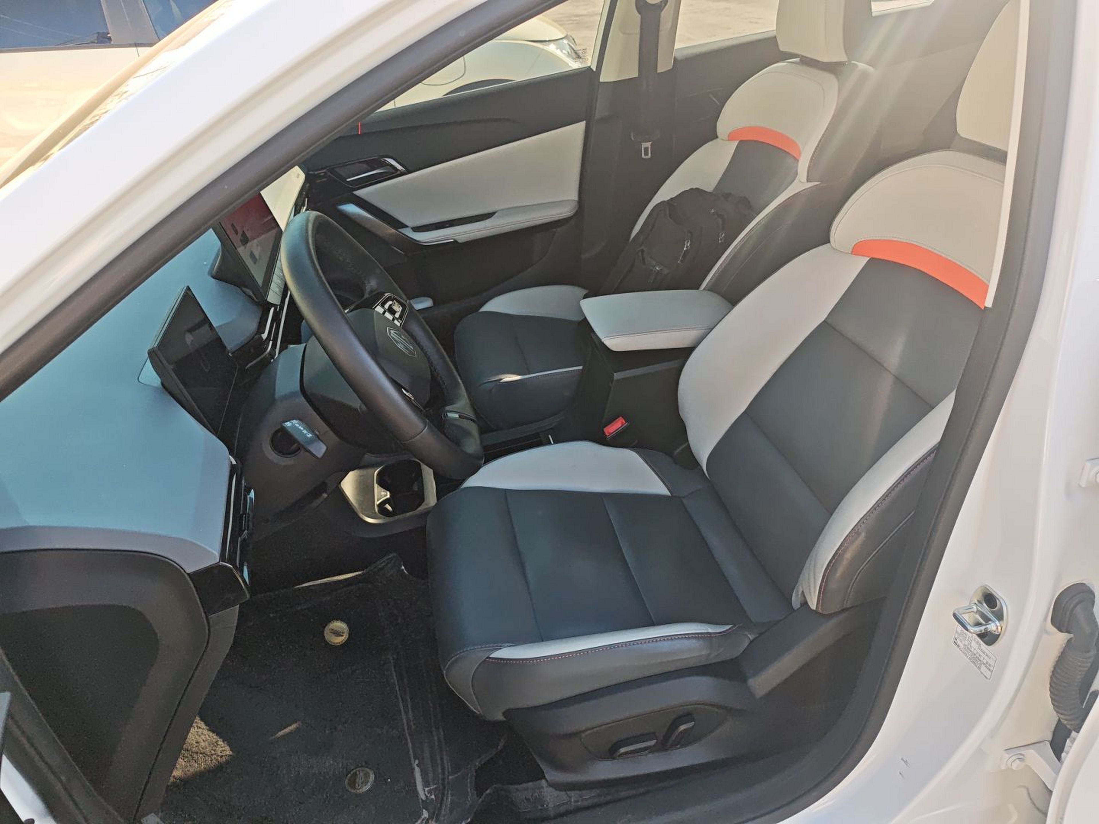 Переднее сиденье в автомобиле