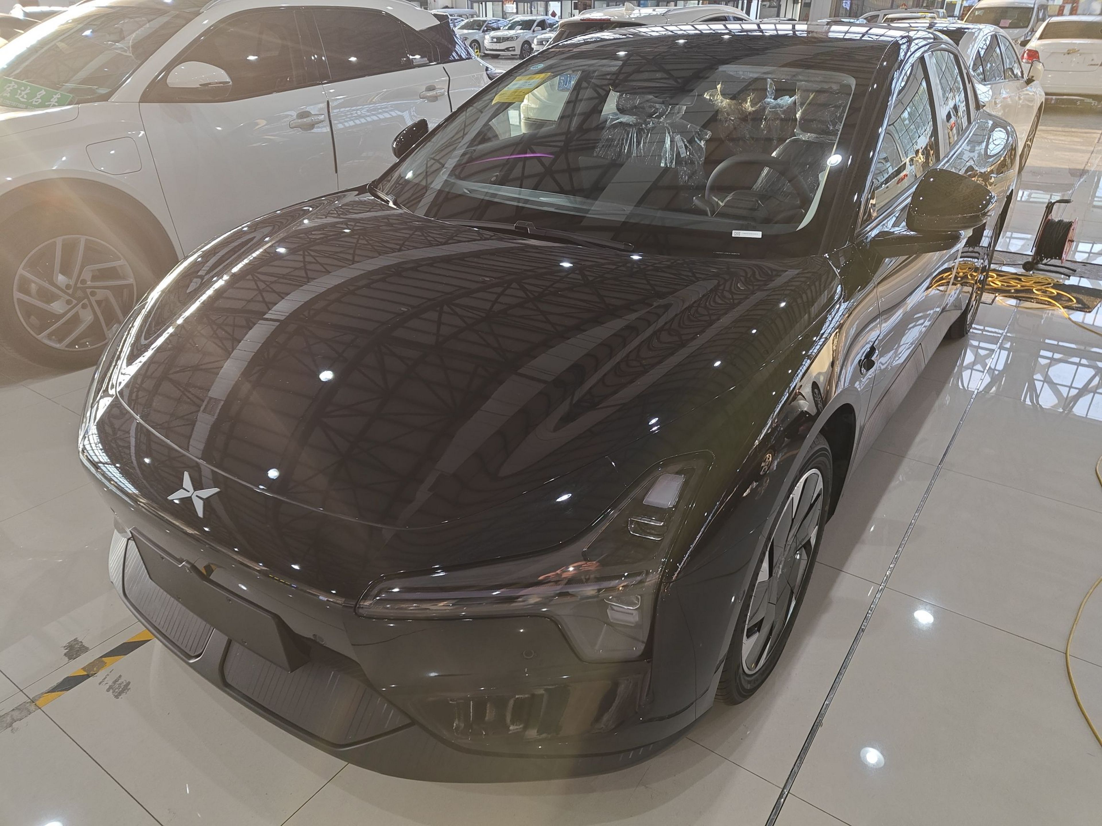 تحت مقدمة السيارة