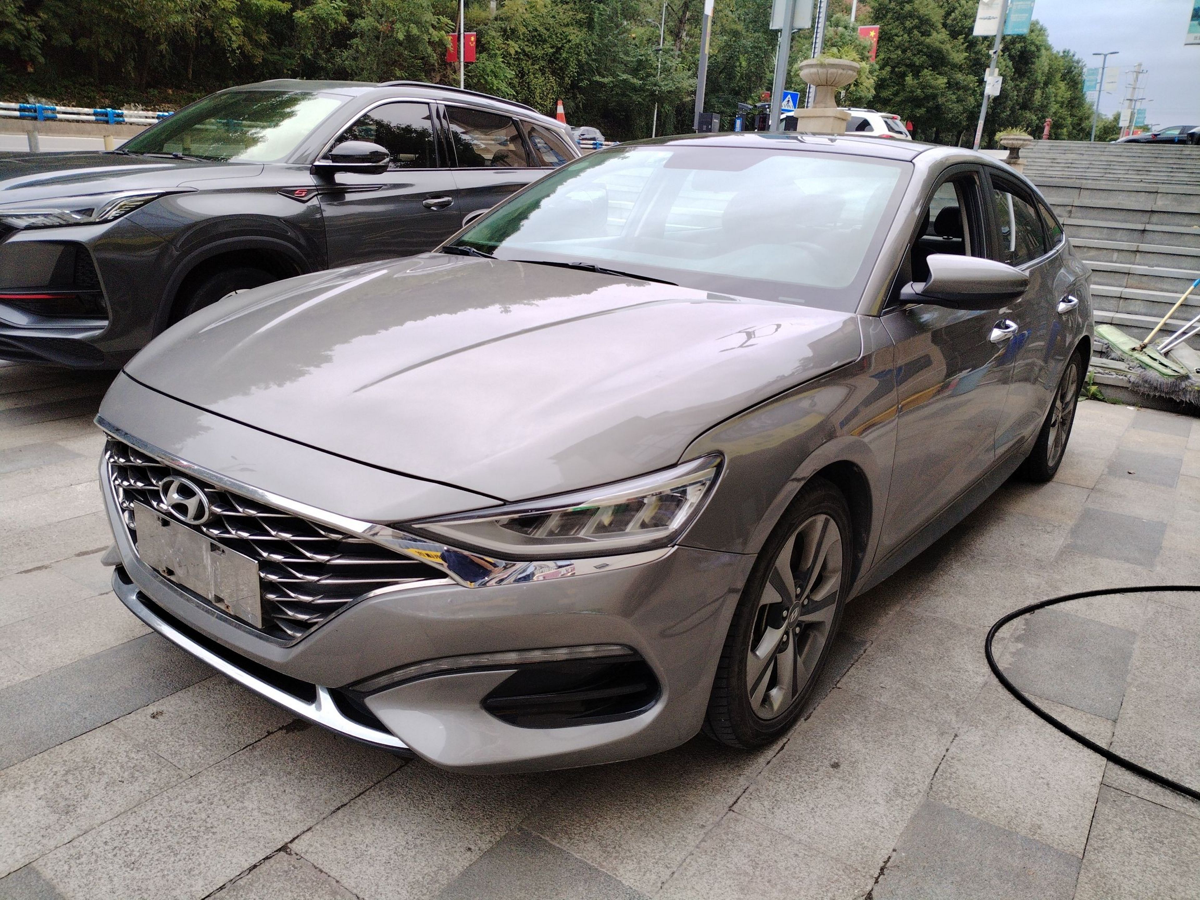 Под передней частью автомобиля