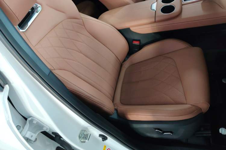 Used Changan UNI-Z New Energy 2024 Blue Whale Smart Electric iDD 125km Excellence Model
