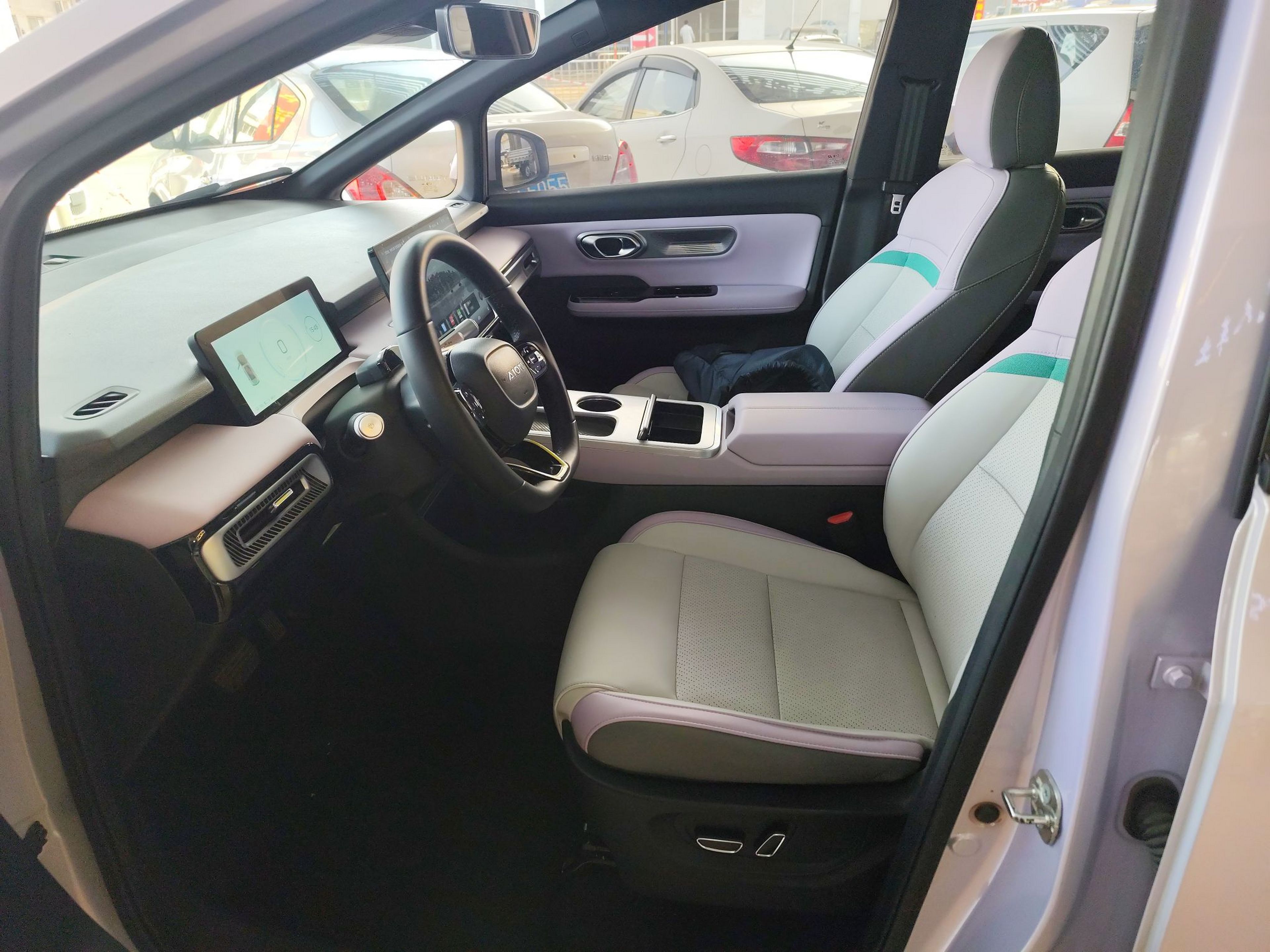 المقاعد الأمامية داخل السيارة