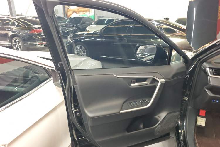 Used Toyota Wildlander 2022 2.0L CVT 4x4 Luxury PLUS Edition
