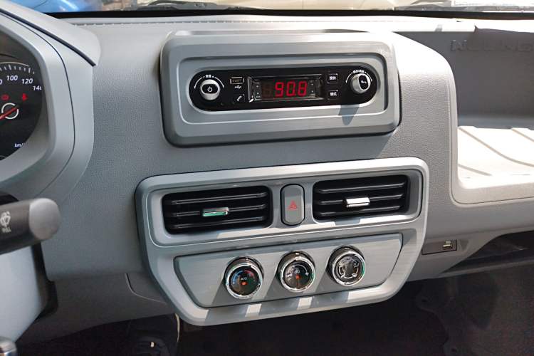 Used Wuling Yangguang 2024 300KM Comfort Version Passenger Van 75kW
