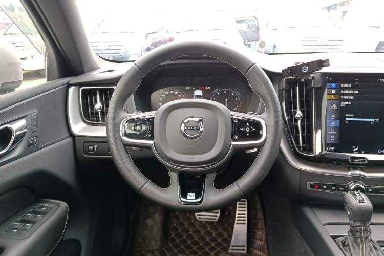 Used Volvo XC60 2019 T5 4x4 Smart & Dynamic Sport Edition China VI Standard
