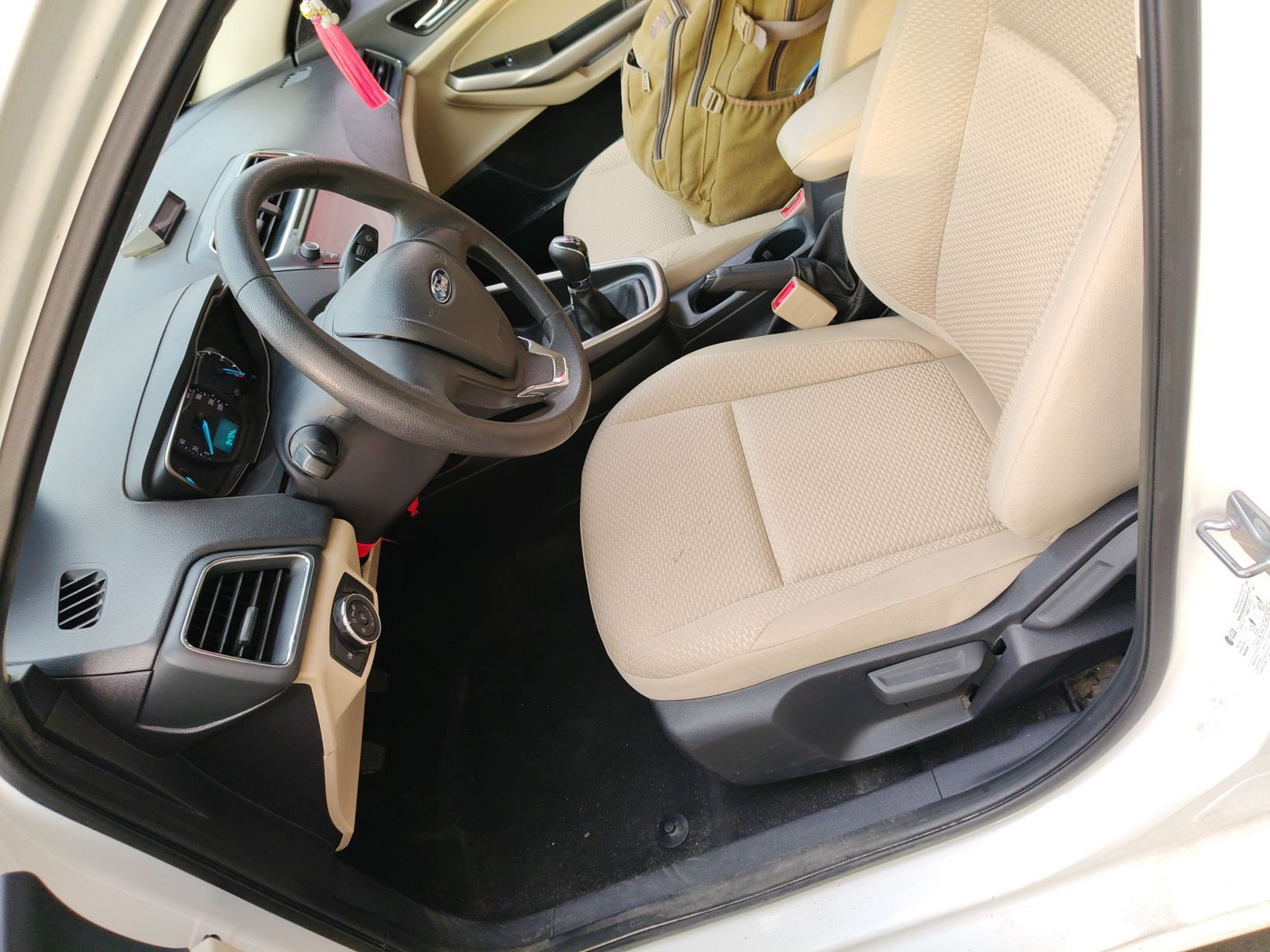 Переднее сиденье в автомобиле