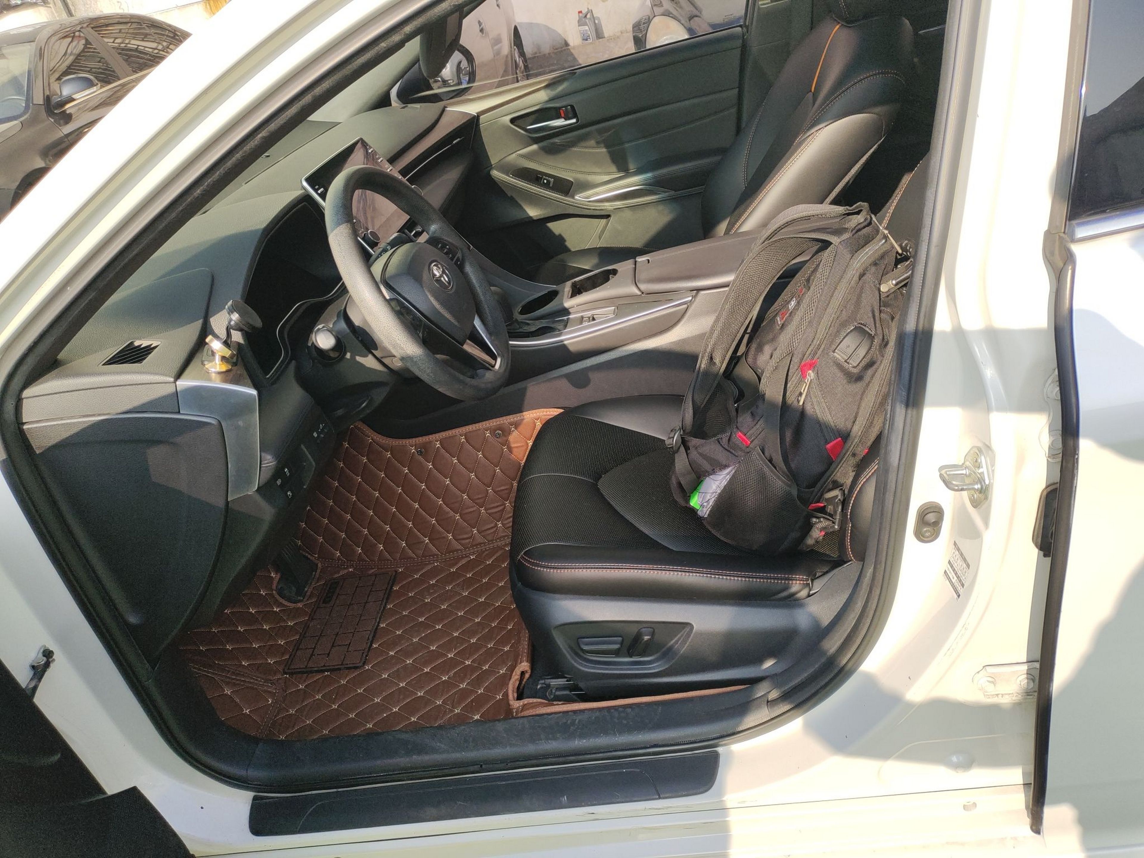 Переднее сиденье в автомобиле