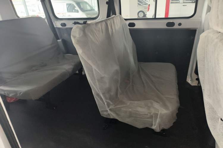 Used Wuling Yangguang 2024 300KM Comfort Version Passenger Van 75kW
