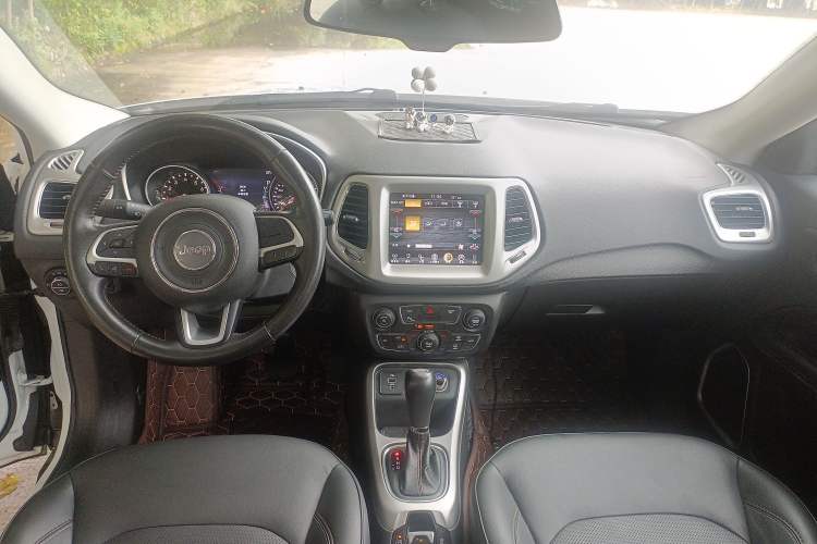 Used  Compass 2017 200T Automatic Family Edition
