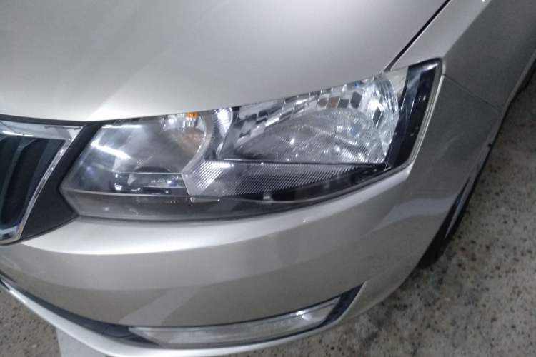 Used Skoda Rapid 2013 1.6L Automatic Smart Selection Model
