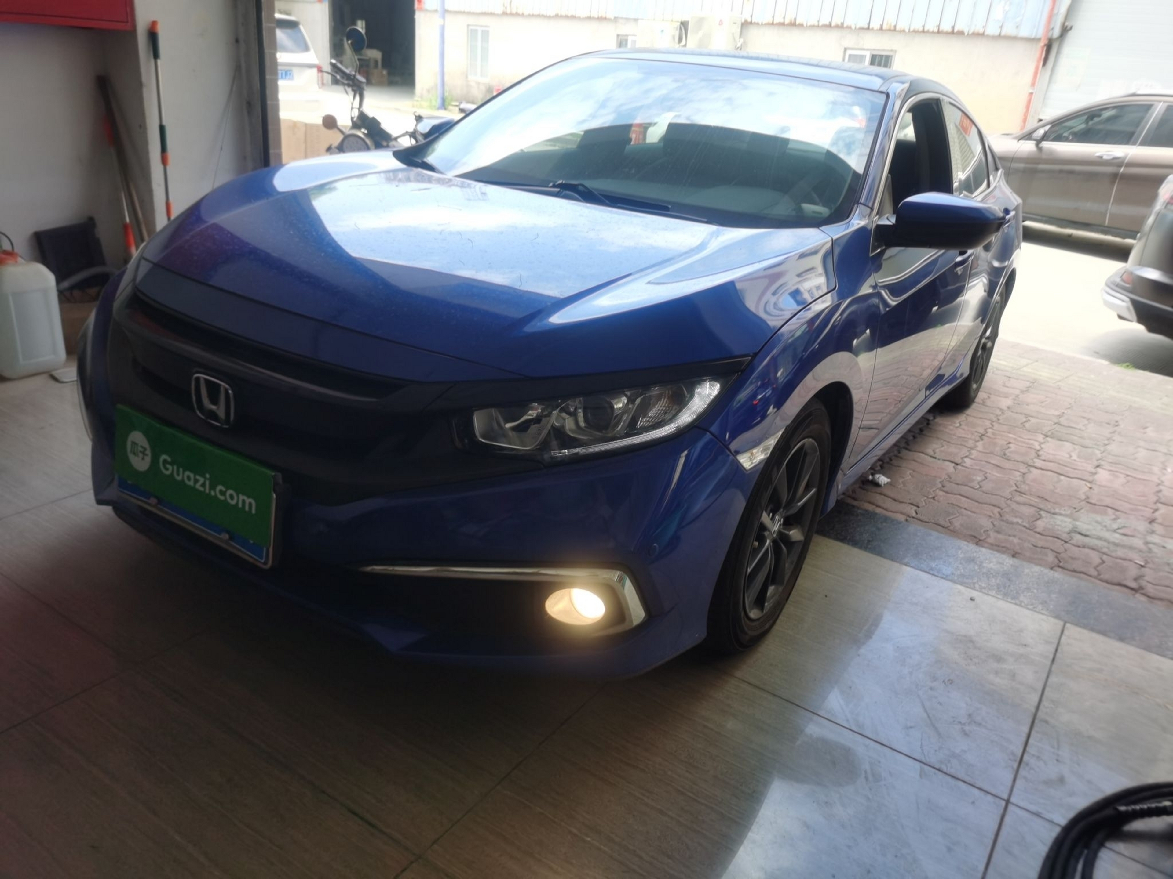 Под передней частью автомобиля