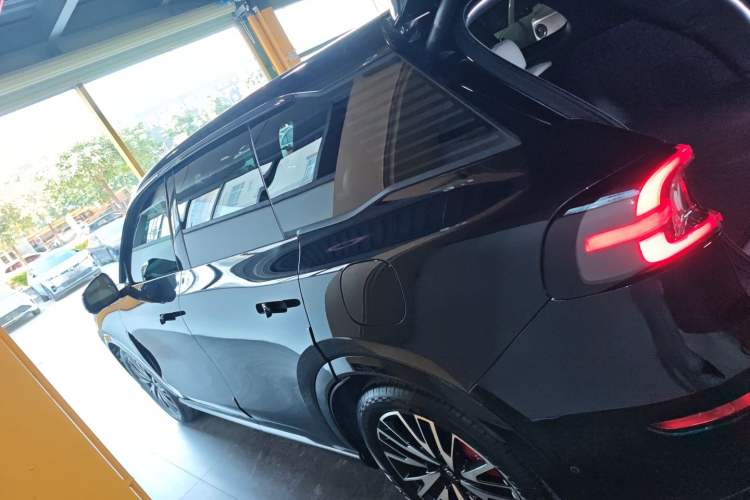 Used  Q07 2025 215 Prestige Edition
