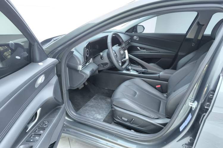 Used Hyundai Elantra 2023 1.5L CVT LUX Prestige Edition

