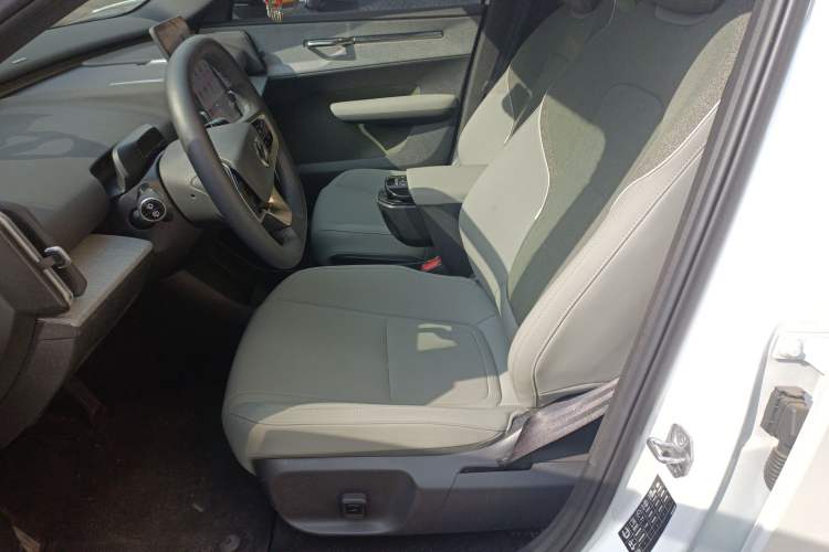 Used Volvo EX30 2025 Rear-Drive Long-Range Plus Model
