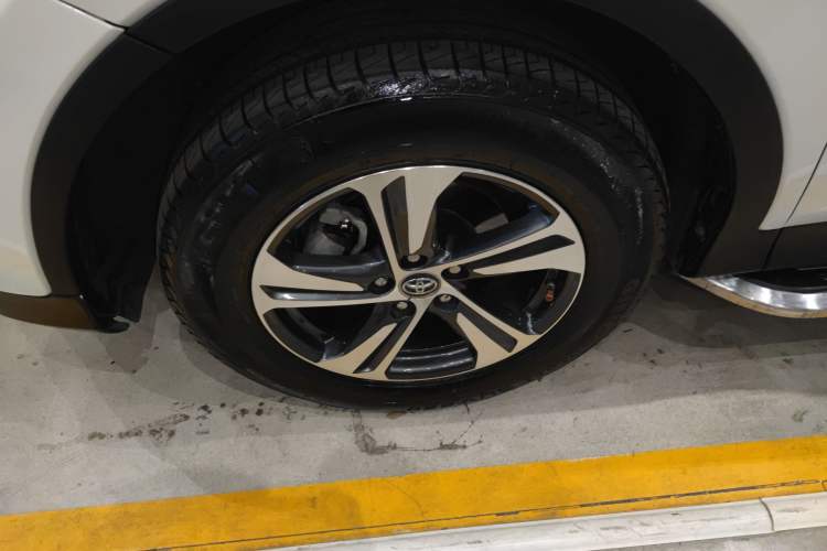 Used Toyota RAV4 2015 2.0L CVT Two-Wheel Drive Fashion Edition