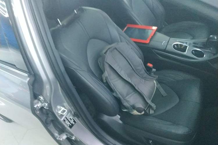 Used Toyota Avalon 2019 Dual-Engine 2.5L XLE Prestige Version China VI Standard
