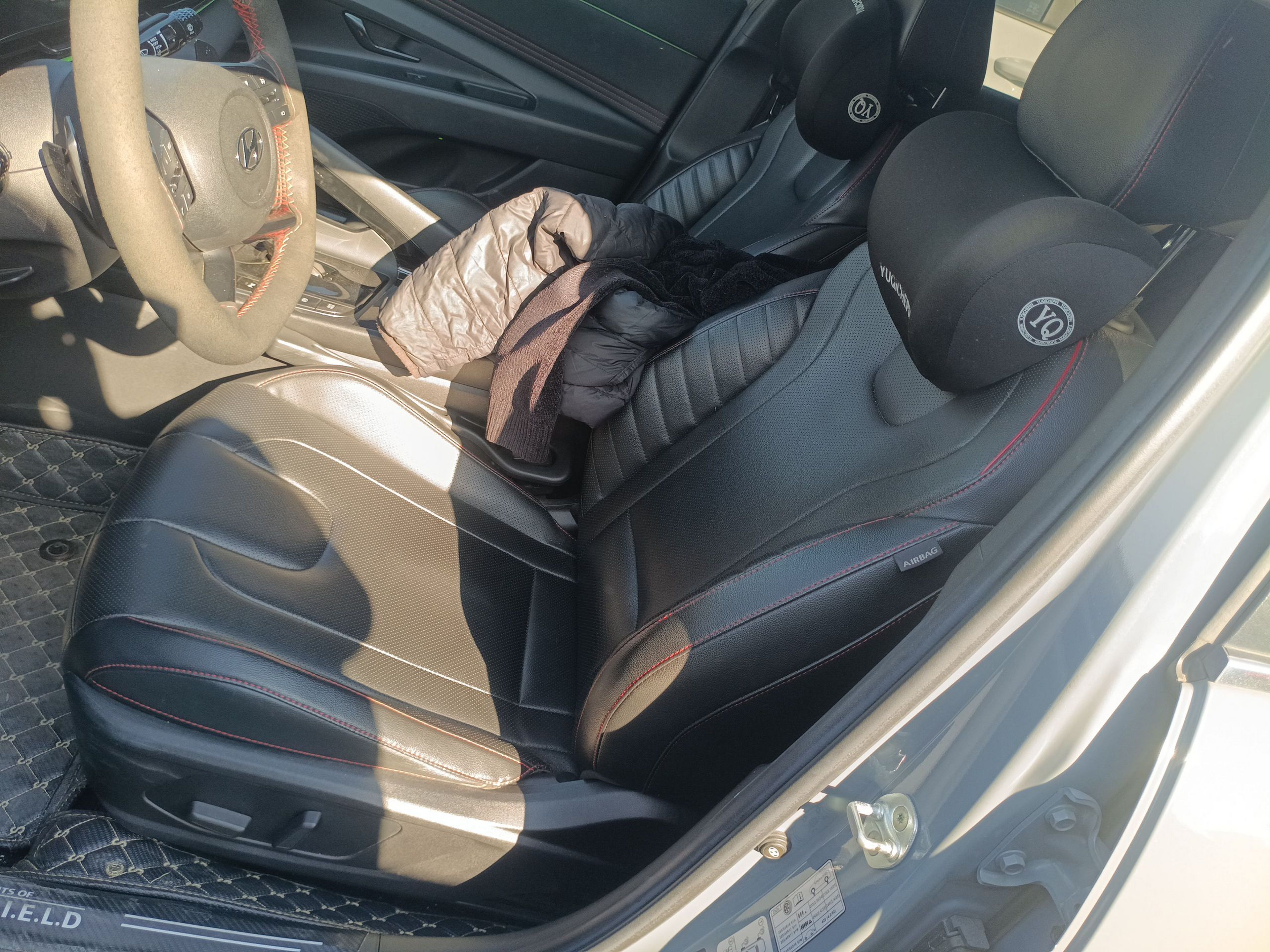 المقاعد الأمامية داخل السيارة