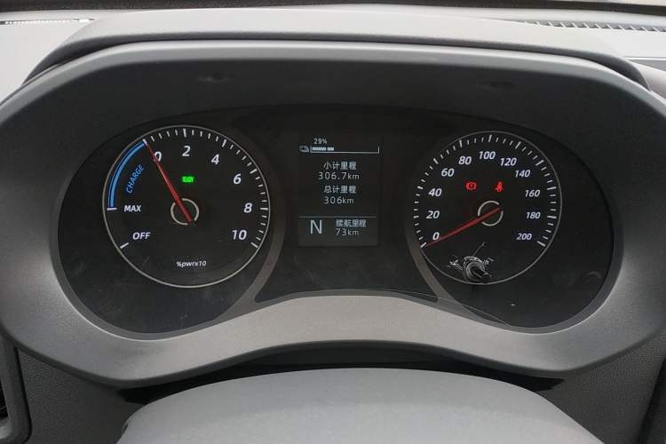 Used Wuling Yangguang 2024 300KM Comfort Version Passenger Van 75kW