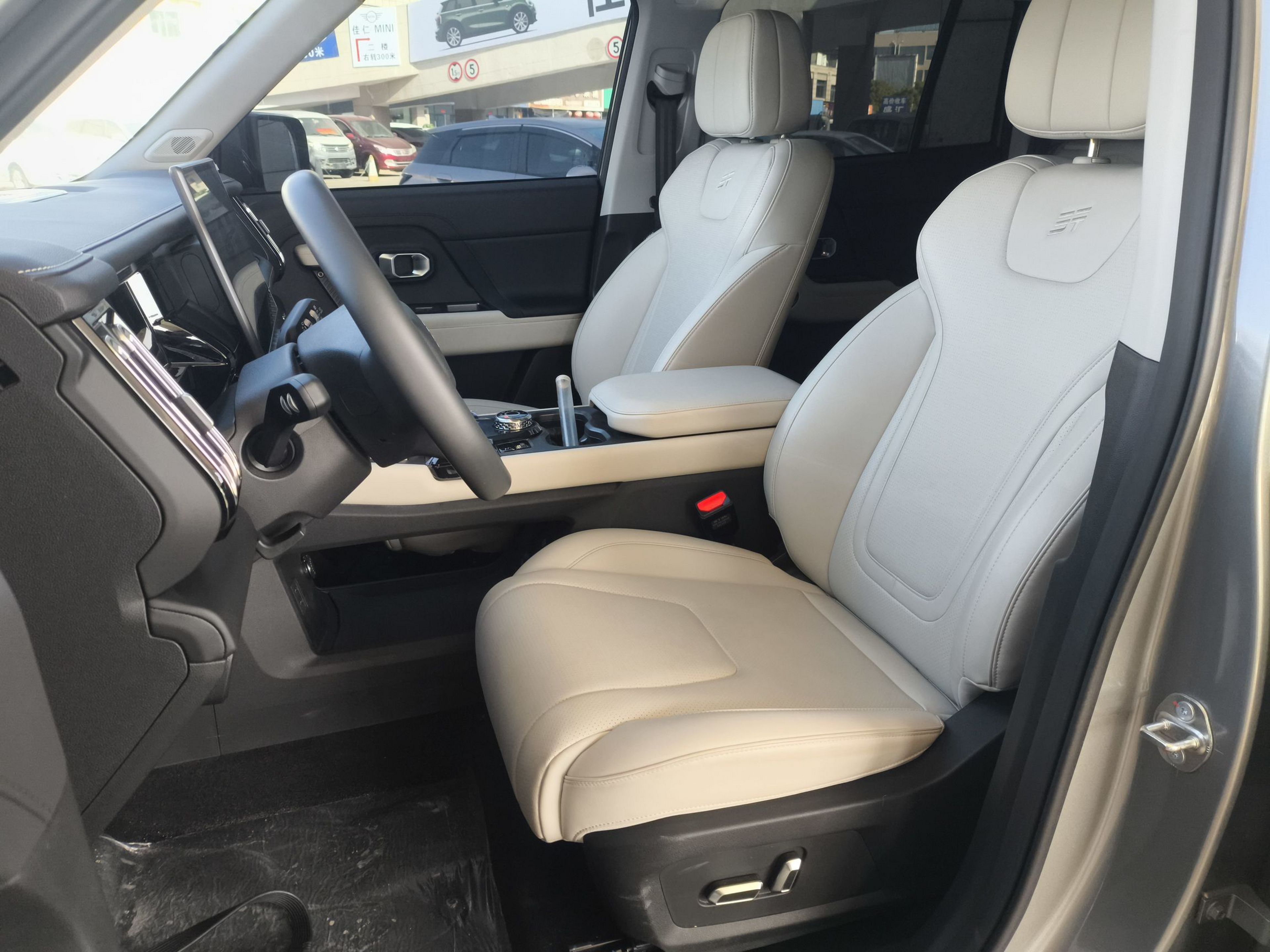 المقاعد الأمامية داخل السيارة