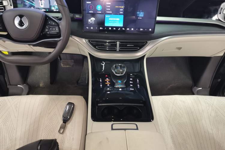 Used Denza D9 2024 DM-i 980 Four-Wheel Drive Prestige Model
