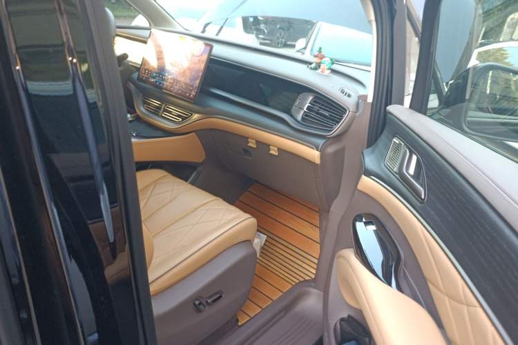 Used Denza D9 2022 DM-i 970 Four-Wheel Drive Prestige Model
