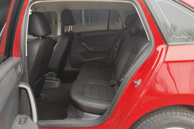 Used Skoda Rapid Spaceback 2014 1.6L Manual Enjoyment Edition
