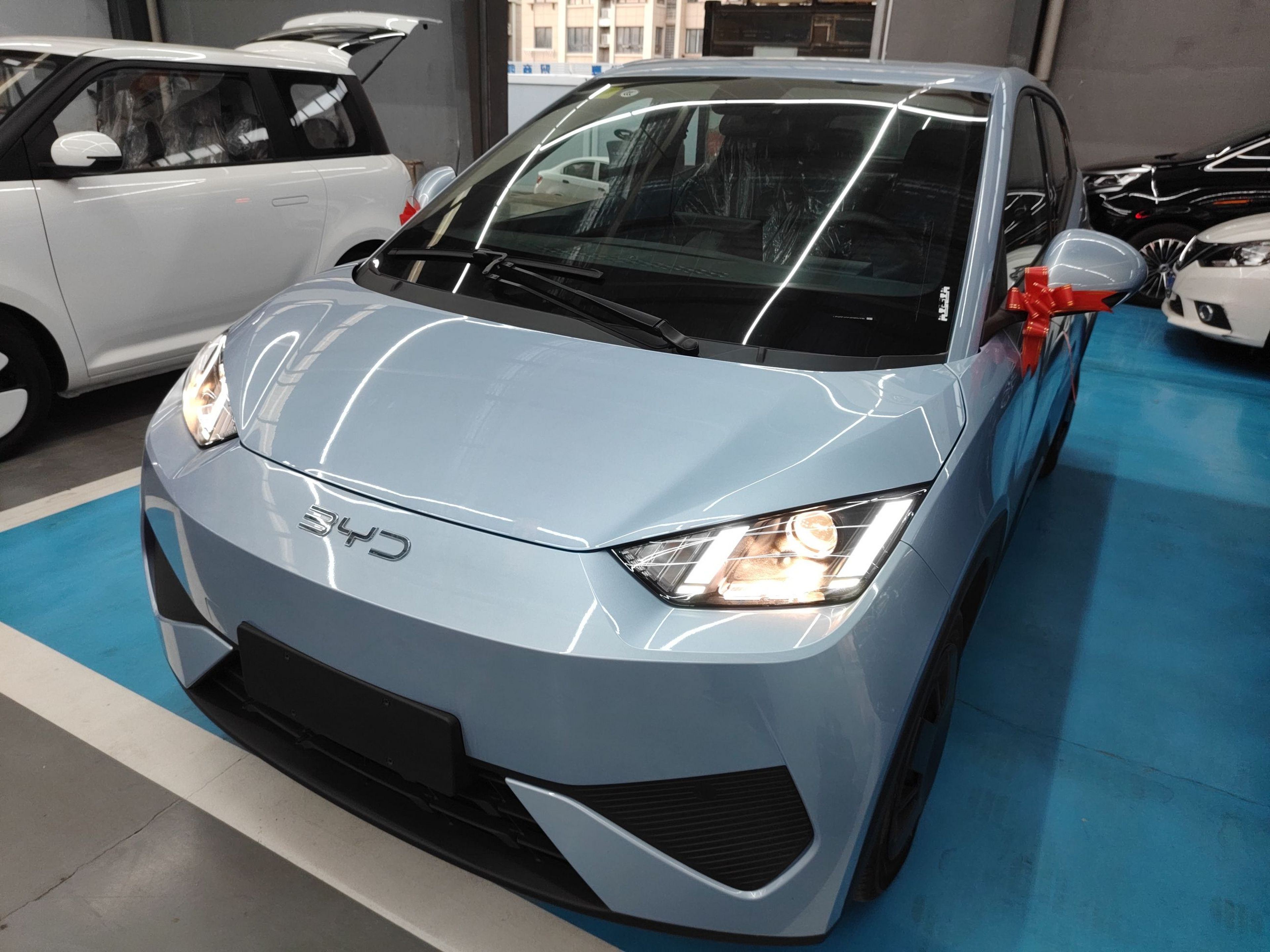 تحت مقدمة السيارة