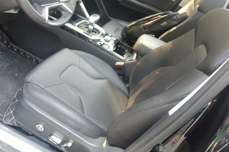 Used Haval H6 2017 Red Label 2.0T Automatic Two-Wheel Drive ZhiShang Model
