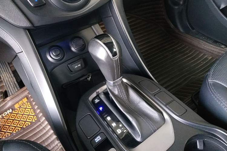 Used Hyundai Santa Fe 2015 2.4L Automatic All-Wheel Drive Smart Version 5 Seats