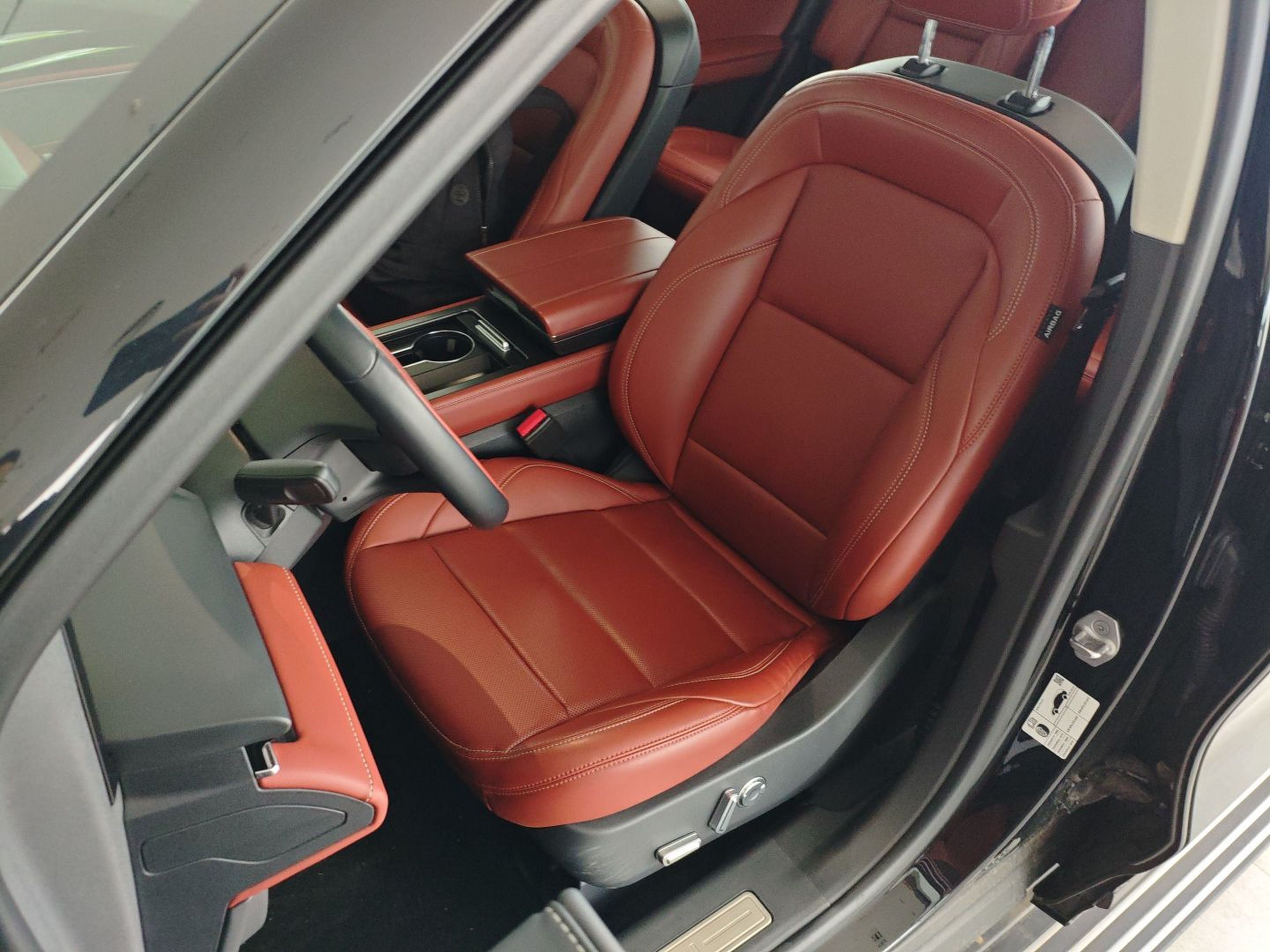 Переднее сиденье в автомобиле