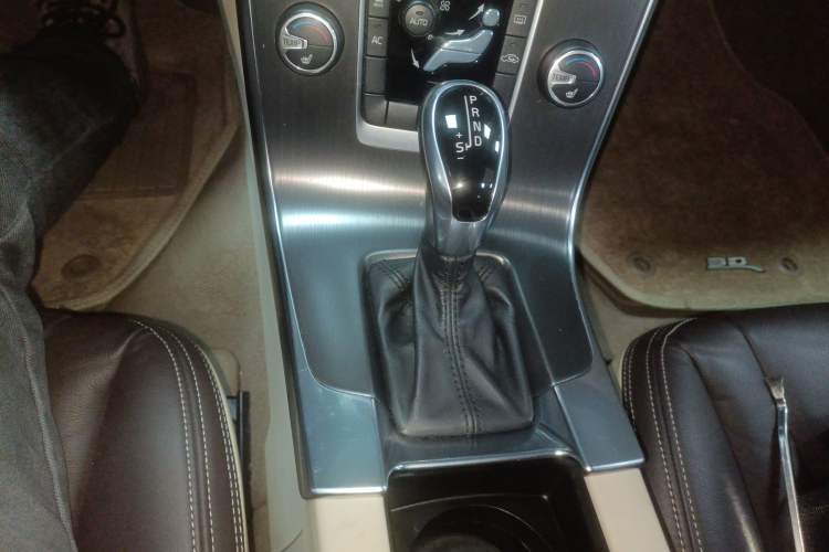 Used Volvo S60 2014 S60L 2.0T Zhiyuan Edition
