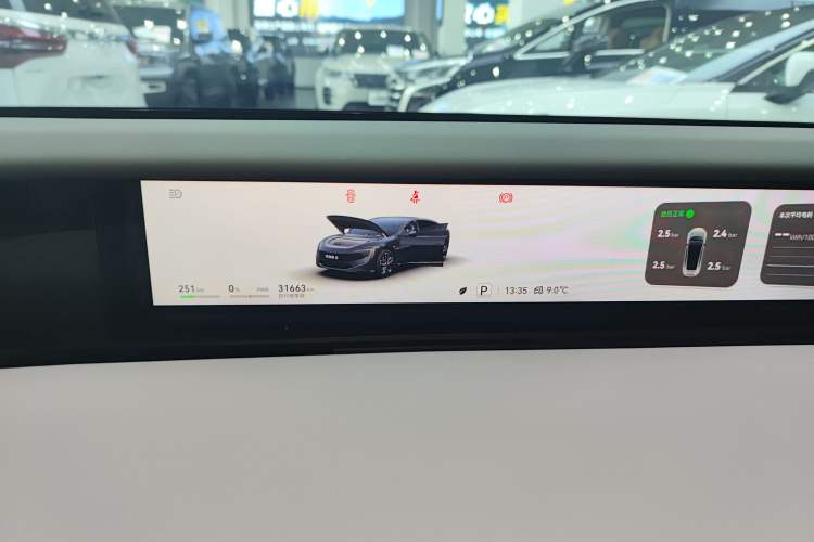 Used  12 2023 700 Three-Laser Rear-Wheel Drive Luxury Edition