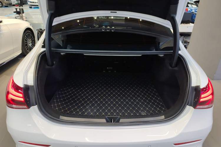 Used Mercedes-Benz A-Class 2022 Revised Version A 200 L Sport Sedan Fashionable Style
