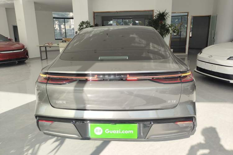 Used  E8 2024 550 km Range Rear-Drive MAX
