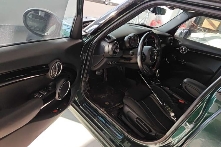 Used  MINI 2018 1.5T COOPER Racing Edition Five-Door Version
