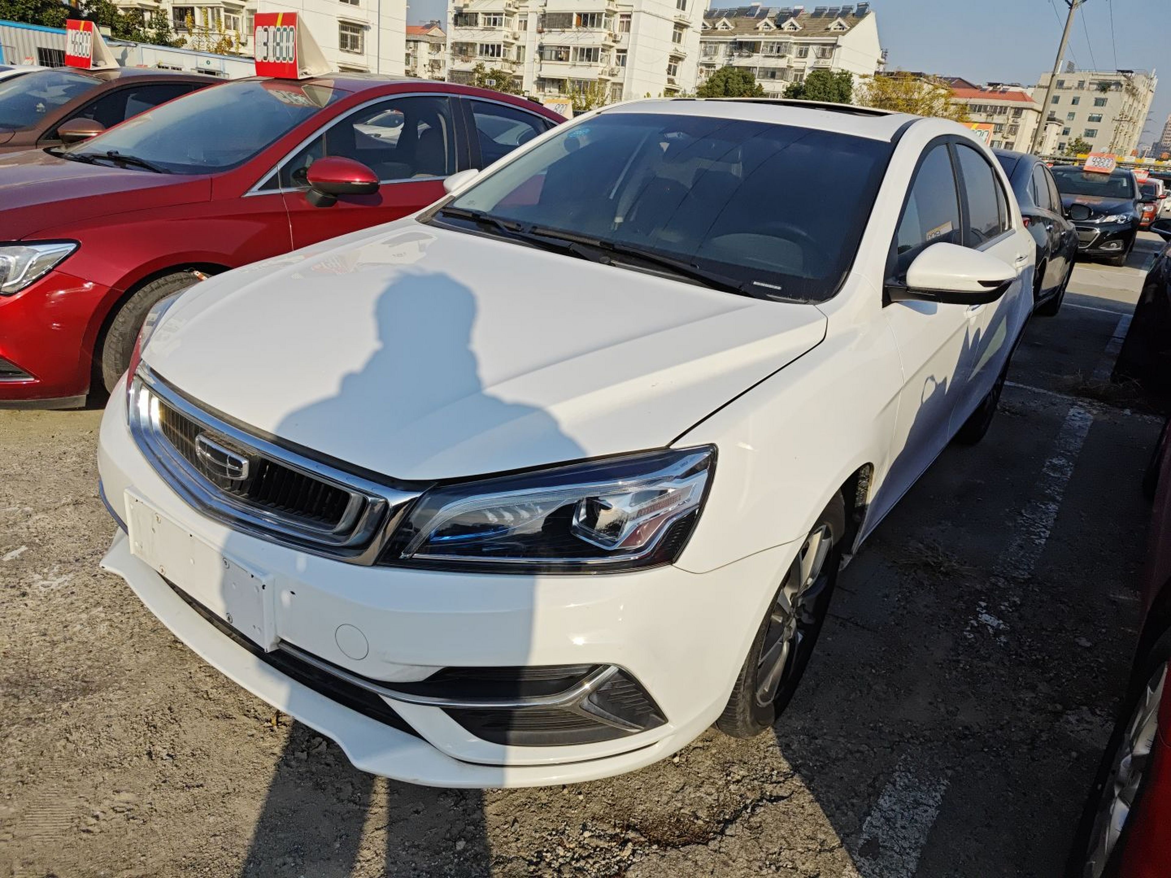 Под передней частью автомобиля