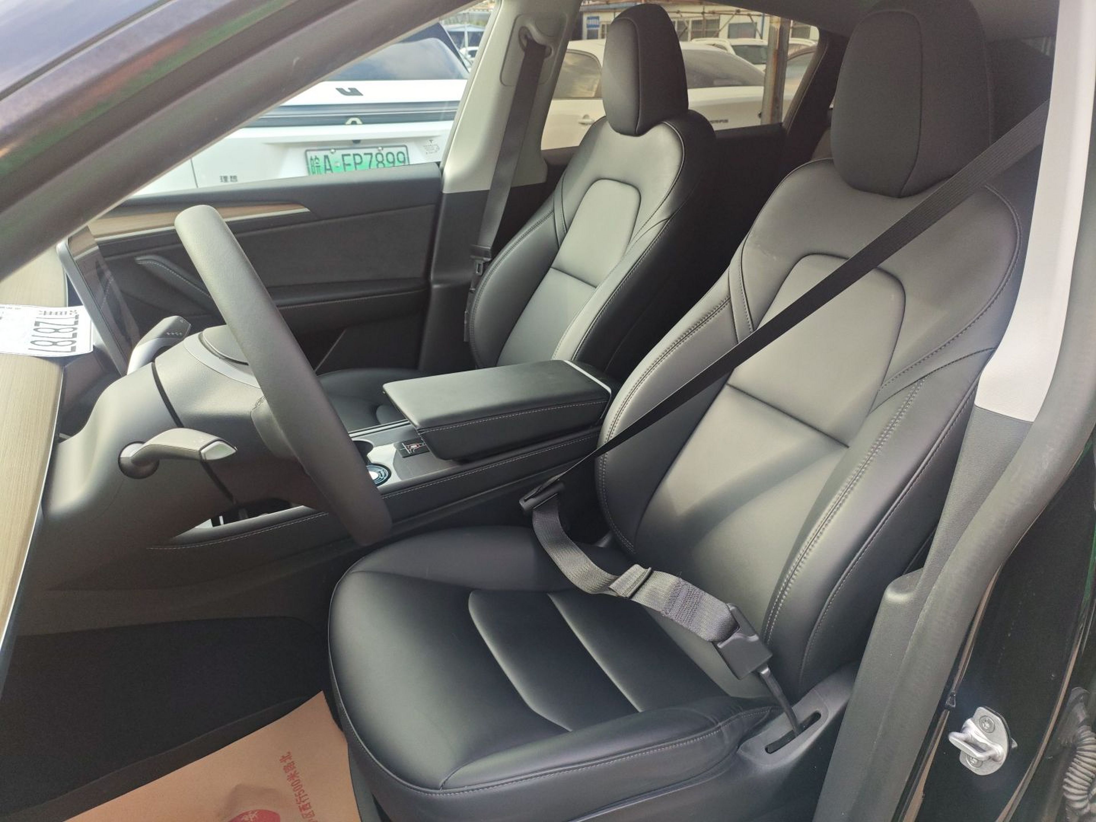 المقاعد الأمامية داخل السيارة