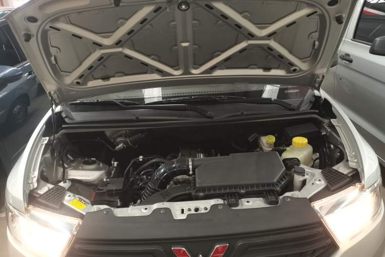 Used Wuling Hongguang V 2022 1.5L Jingqu Edition Enclosed-Window Vehicle with Hydraulic Power Steering LAR
