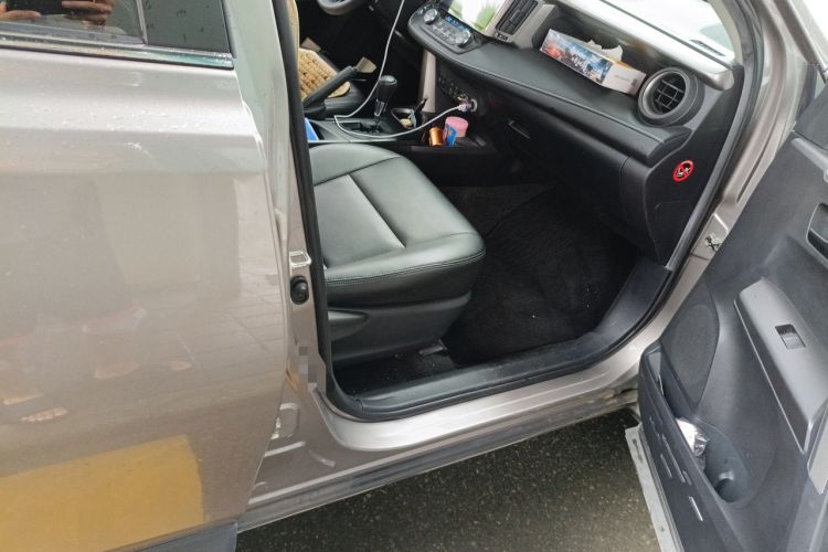 Used Toyota RAV4 2019 2.0L CVT Two-Wheel Drive Comfort Edition China VI Standard
