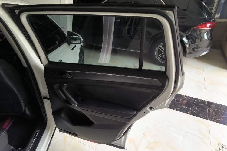 Used Volkswagen Tiguan L 2021 330TSI Automatic Two-Wheel Drive R-Line Enhanced Edition
