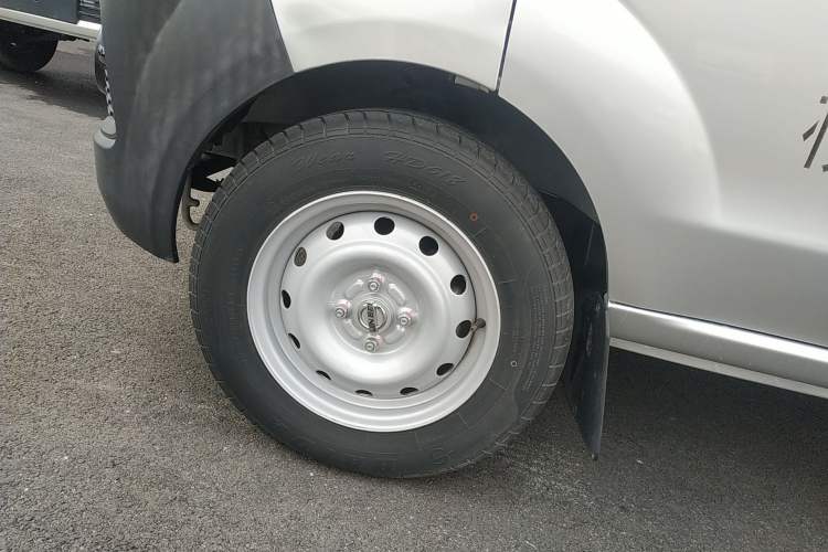 Used Jinbei Hiace X30 2023 1.5L Super-Comfortable Passenger Van 5/6/7-Seater Non-Air-Conditioned Version Model SWC15M